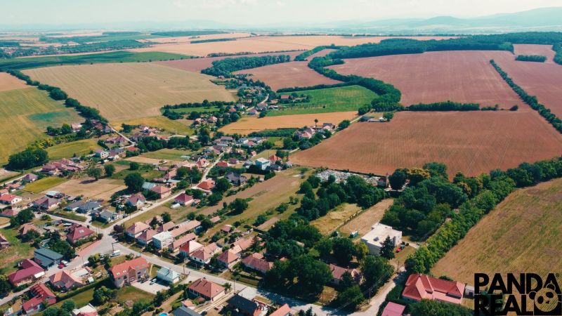 Luftaufnahme von Grundstücken - Wohnen in Čermany, umgeben von weiten Feldern und Grünflächen.