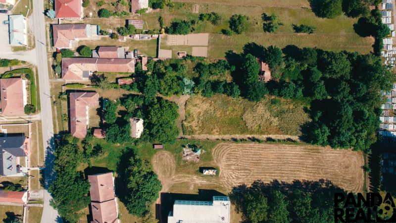 Luftaufnahme von Grundstücken - Wohnen in Čermany, umgeben von Grünflächen und Verkehrsinfrastruktur.