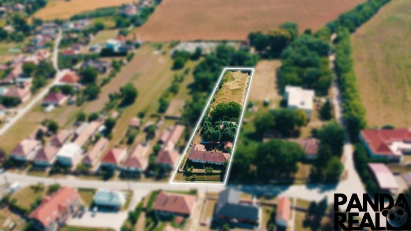 Grundstücke - Wohnen in Čermany mit Blick auf Häuser und Grünflächen.
