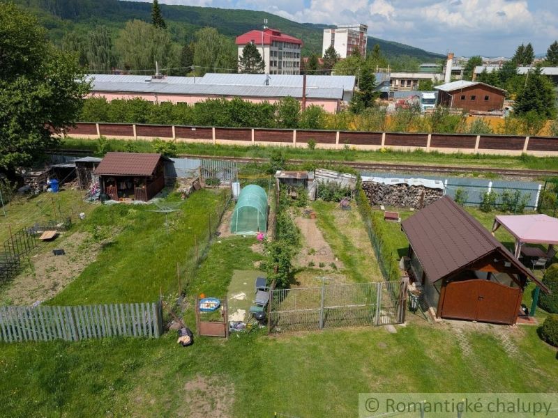 Garten in Medzilaborce mit Gartenunterständen und Hochbeet je nach Saison.