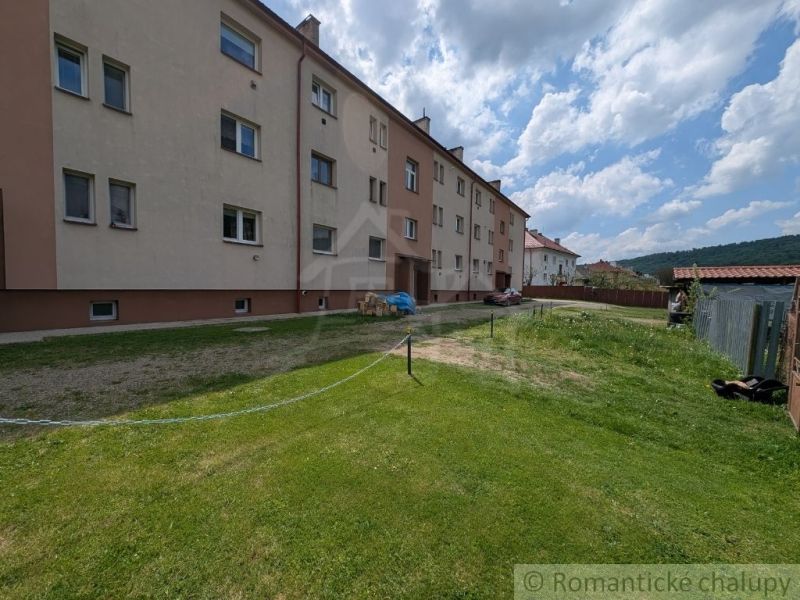 Ein Wohnhaus in Medzilaborce mit einem Rasenstück neben einer 2-Zimmer-Wohnung.