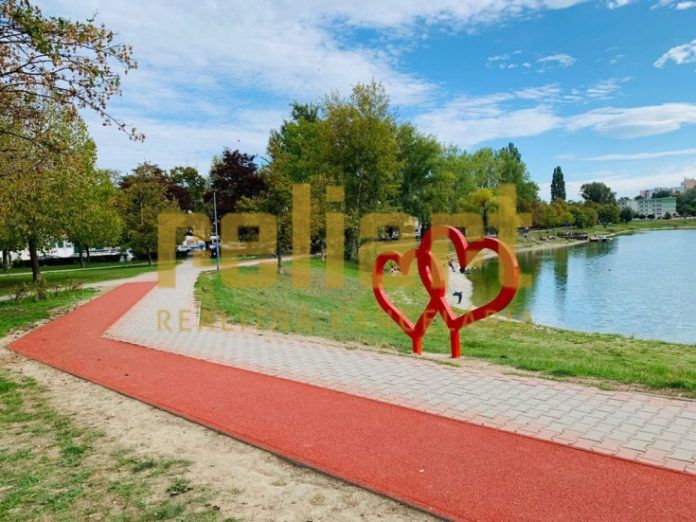 Der Gehweg entlang des Sees mit roten Herzen in Bratislava - Ružinov, Trebišovská.