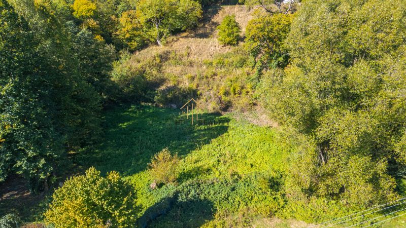 Freizeitgrundstücke in Štiavnické Bane, umgeben von dichter Vegetation und Bäumen.