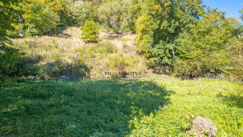 Erholungsgrundstücke in Štiavnické Bane mit üppiger grüner Vegetation und Bäumen.