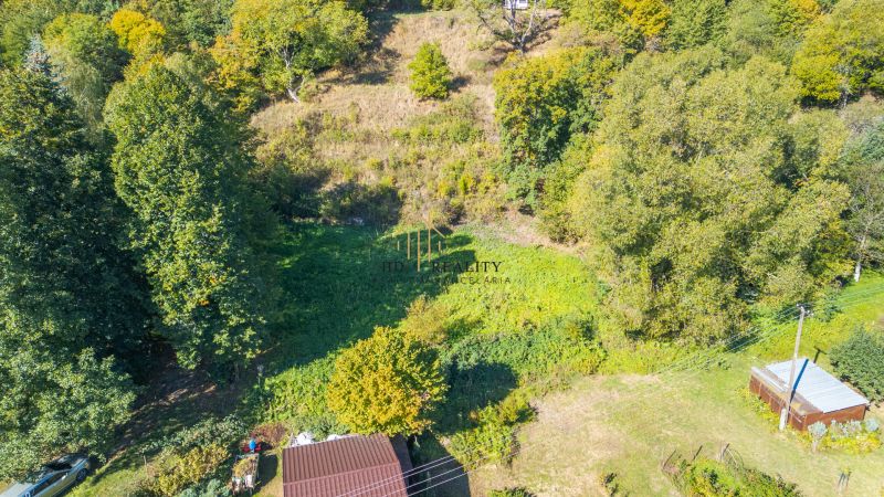 Luftaufnahme von Erholungsgrundstücken in Štiavnické Bane, umgeben von dichten Wäldern.