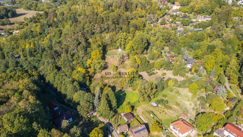 Luftaufnahme von Erholungsgrundstücken in Štiavnické Bane, umgeben von Wald und Natur.