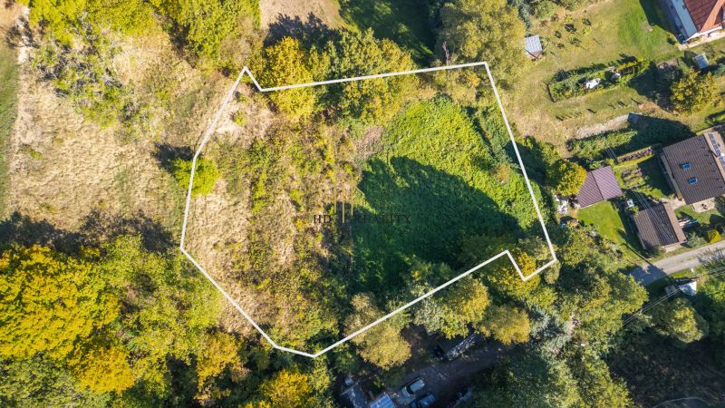 Luftaufnahme von Erholungsgrundstücken in Štiavnické Bane, umgeben von Grünflächen und benachbarten Gärten.