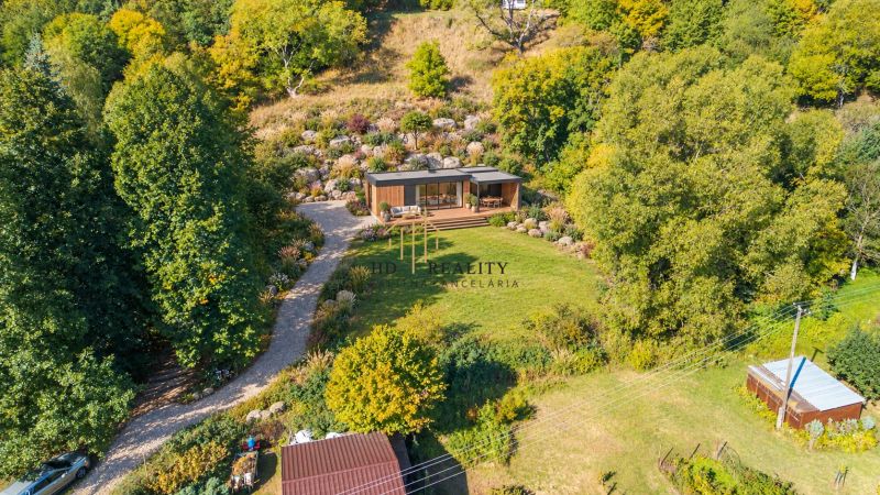 Freizeitgrundstücke in Štiavnické Bane mit einem modernen Holzbau und schöner Natur.