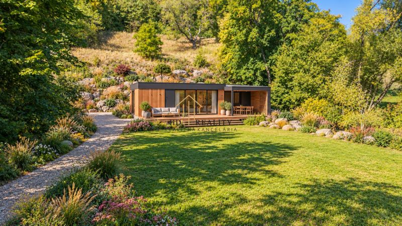 Ein modernes Gartenhaus umgeben von Grün in Štiavnické Bane, ideal für Erholungsgrundstücke.