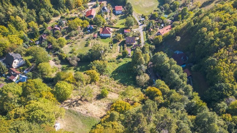 Luftaufnahme von verschiedenen Erholungsgrundstücken in Štiavnické Bane, umgeben von Grünflächen.
