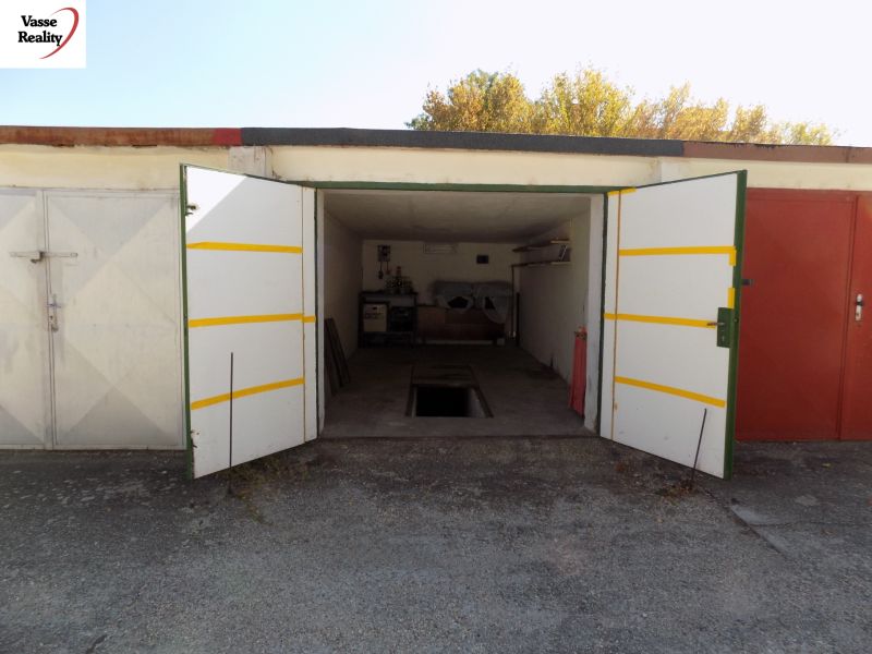 Offene Garage in der Petőfi-Reihe in Štúrovo mit Grube und gelagerten Gegenständen.