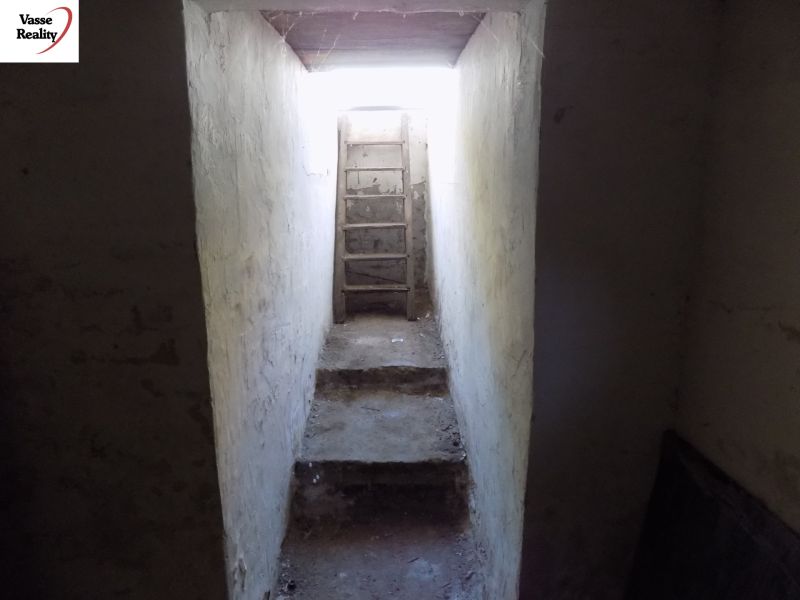 Schmale Treppen in Garagen führen durch einen schmalen Durchgang ins Licht.