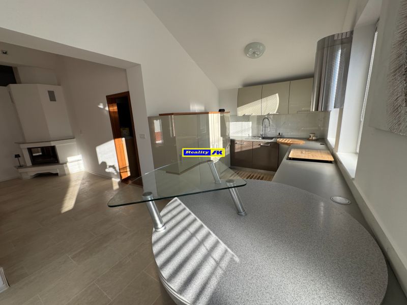 Küche in einem Einfamilienhaus mit moderner Küchenzeile und hellen Böden.