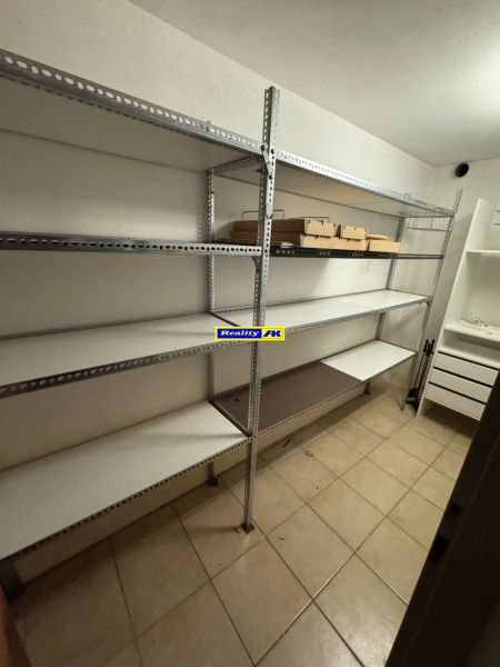 Lagerraum im Einfamilienhaus mit Metallregalen und Fliesenboden.