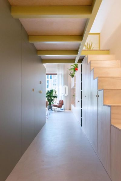Ein gemütlicher Flur mit Stauraum und Treppe in einer 2-Zimmer-Wohnung.