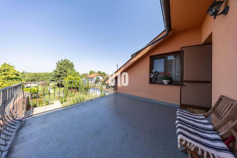 Die Terrasse des Einfamilienhauses in der Bratislavská-Straße in Malinovo mit Blick auf die Gärten und Bäume.