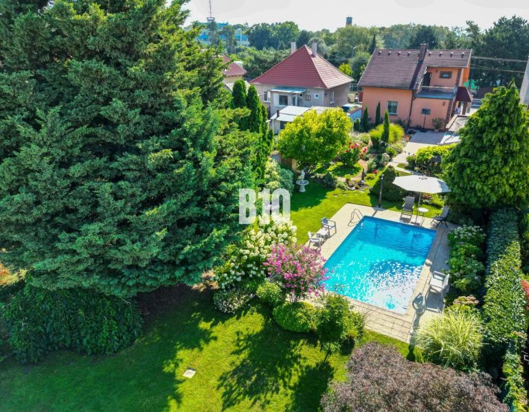 Garten mit Pool bei einem Einfamilienhaus in der Bratislavská-Straße in Malinovo.