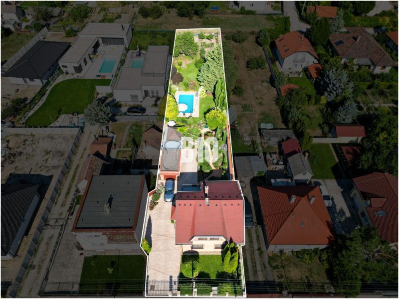 Luftaufnahme eines Einfamilienhauses in der Bratislavská-Straße in Malinovo mit großem Garten.