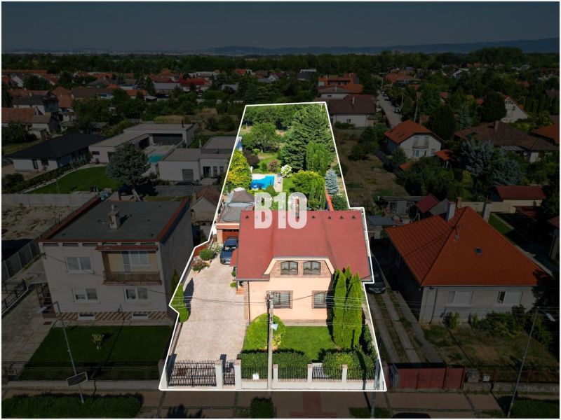 Ein Einfamilienhaus in der Bratislavská-Straße in Malinovo, umgeben von Grünflächen und Nachbarhäusern.