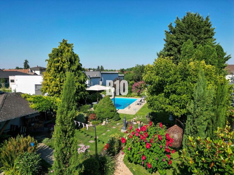 Der Garten des Einfamilienhauses in der Bratislavská Straße in Malinovo mit Pool und Grünflächen.
