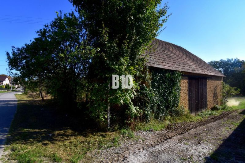 Ein Landhaus umgeben von Grün in Moravské Lieskové, geeignet für Grundstücke - Wohnen.