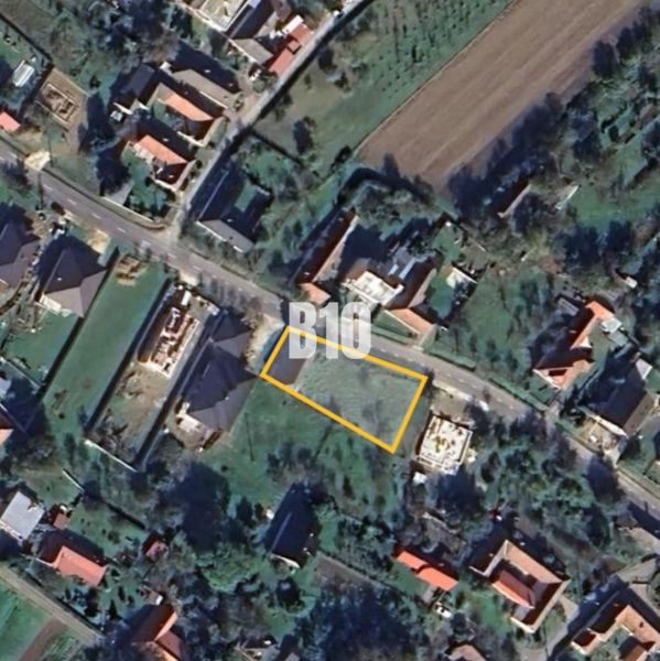 Luftaufnahme eines Wohngebiets in Moravské Lieskové mit sichtbarer Straße und Gebäuden.