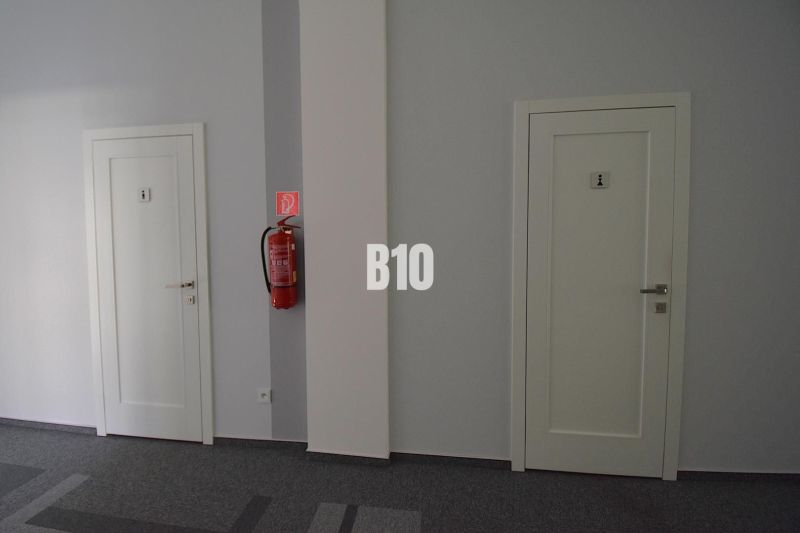 Türen in Büros mit Feuerlöscher an der Wand.