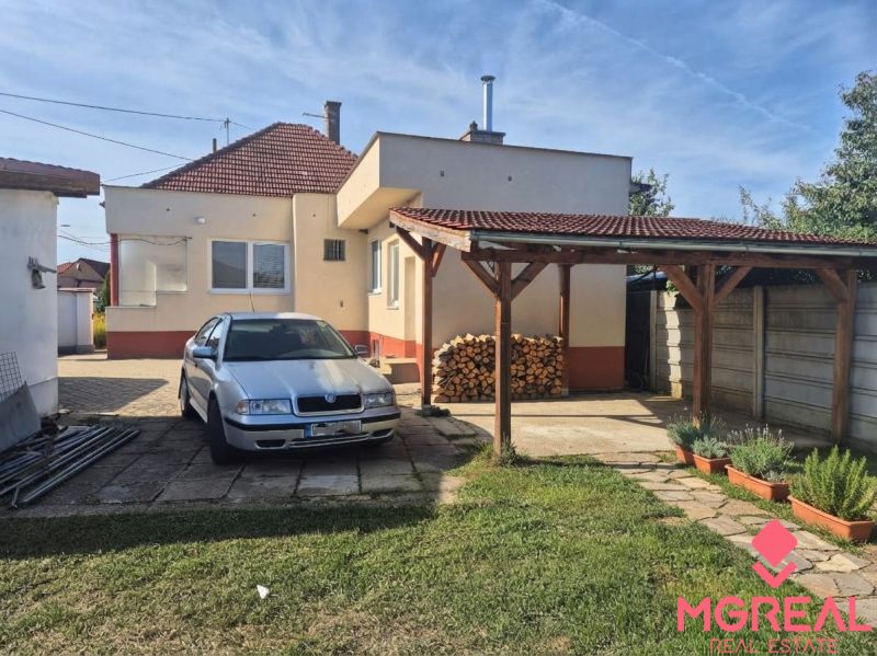 Einfamilienhaus in Ludanice, Auto im Hof, Holz unter dem Unterstand, Garten.