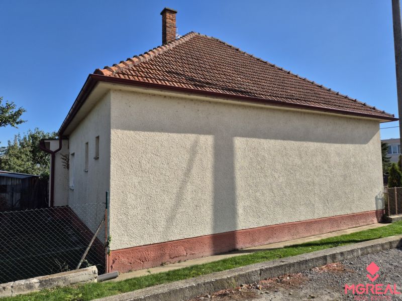 Ein Einfamilienhaus in Ludanice mit weißem Putz und einem Schrägdach.