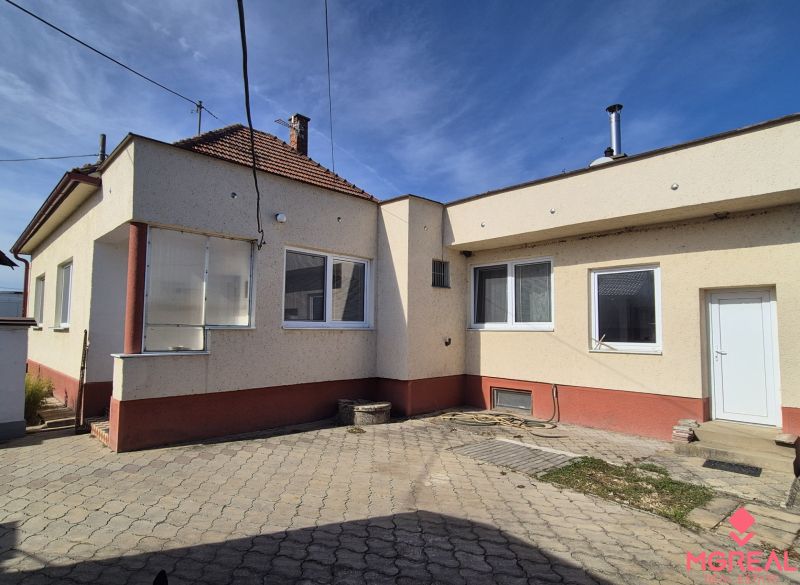Ein Einfamilienhaus in Ludanice, mit einem Hof und einer weißen Fassade.