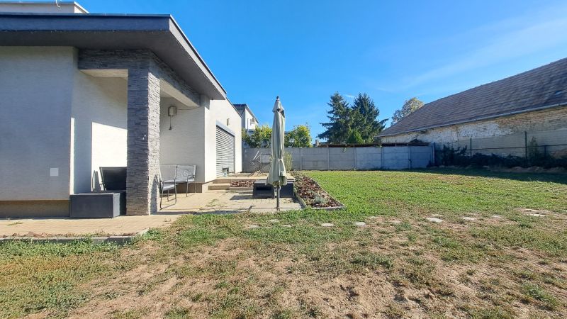 Ein Einfamilienhaus in Horné Saliby mit Terrasse und großem Garten auf einem sonnigen Grundstück.