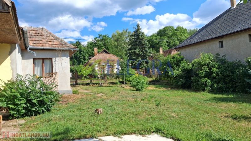 Der Garten des Einfamilienhauses in Abaújkér mit ländlicher Atmosphäre und üppigem Grün.