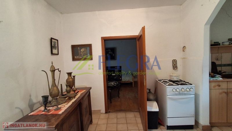 Küche mit Gasherd in einem Einfamilienhaus, dekorative Vasen auf der Kommode.