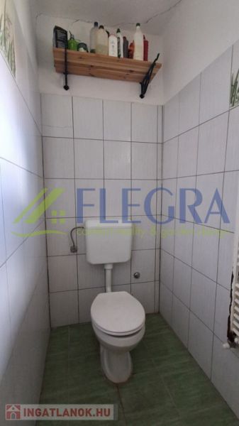 Kleines Badezimmer in einem Einfamilienhaus mit einfacher Ausstattung.