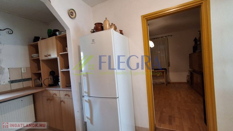 Küche in einem Einfamilienhaus mit Holzdekor.