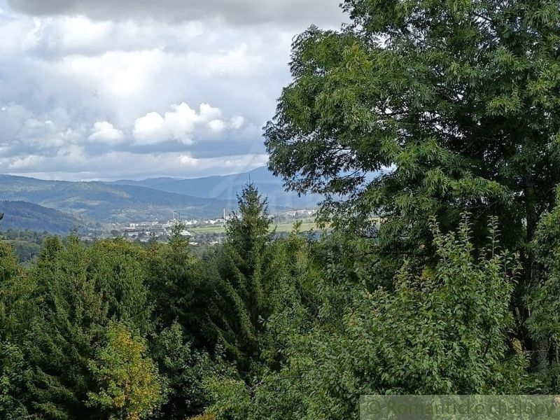 Blick auf die Natur von der Hütte in Staškov mit Wäldern und Hügeln im Hintergrund.