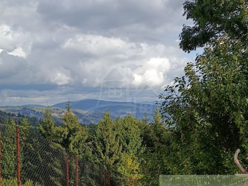 Der Blick von der Hütte in Staškov auf die hügelige Landschaft mit dichten Wäldern und Himmel.