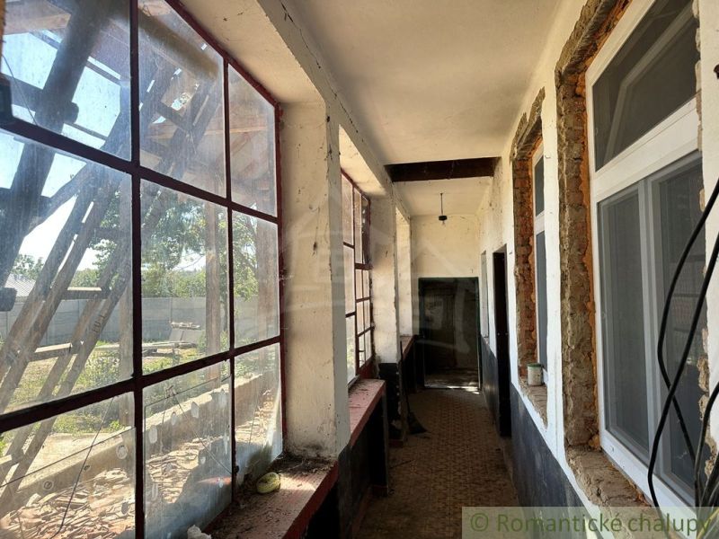 Veranda in einem Einfamilienhaus mit großen Fenstern, Blick in den Hof von Vištuk.