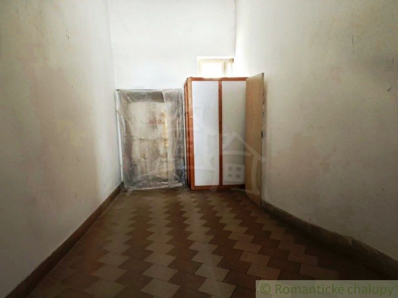 Ein enger Raum mit einer Bodenfläche in Holzoptik und Stauraum in Geschäftsräumen.