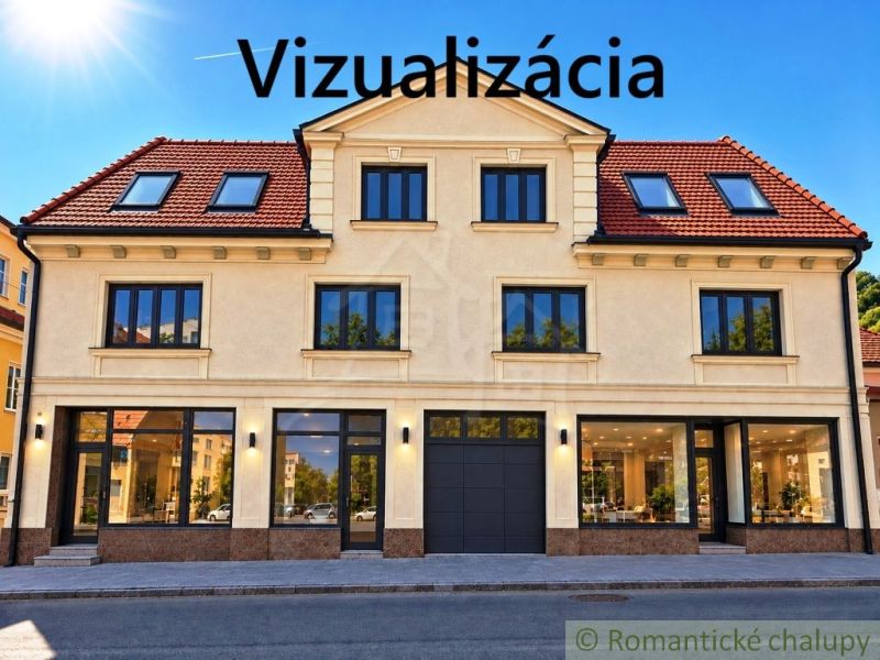 Die Fassade eines Gebäudes mit Geschäftsräumen in der Stadt Modrý Kameň, die verglaste Schaufenster zeigt.