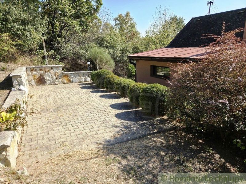 Ein ruhiges Ferienhaus bei Modrý Kameň mit einer Terrasse und gepflegtem Grün, ideal zum Entspannen.