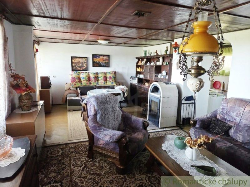 Das Innere der Hütte mit dekorativen Lampen, Sofa, Teppichen und dekorativen Möbeln.