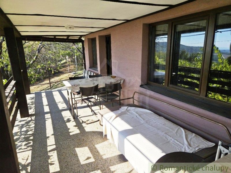 Überdachte Terrasse bei der Hütte in Modrý Kameň mit Sitzgelegenheit und Blick in die Natur.