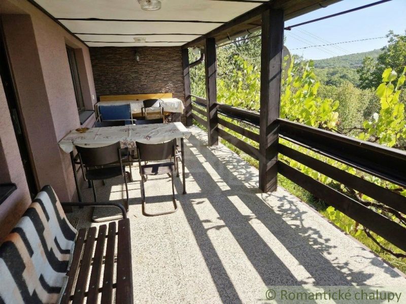 Blick von der Hütte in Modrý Kameň, Terrasse mit Sitzgelegenheit umgeben von Natur.