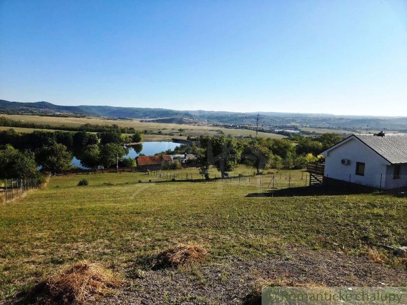 Schöner Ausblick von den Gärten in Krupina auf den See und die Hügel in der Ferne.