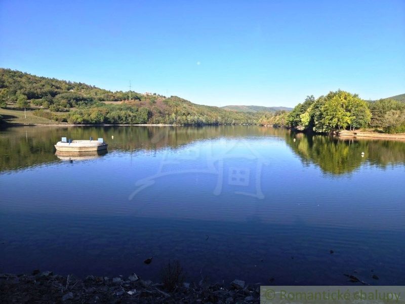 Ein malerischer Blick auf den von Grün umgebenen See in den Gärten in der Nähe von Krupina.