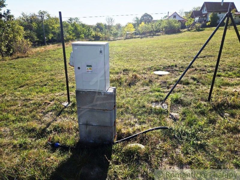 Ein elektrischer Schrank in den Gärten in Krupina auf einer grünen Wiese.