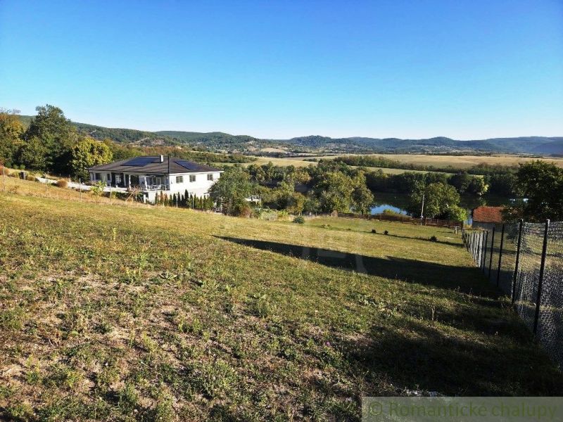 Ein Haus umgeben von Natur und einem weitläufigen Garten, mit Blick auf das Tal in der Region Krupina.