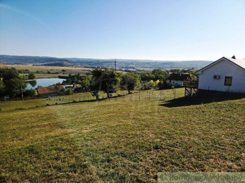 Gärten in Krupina mit Blick auf den See und das Haus.
