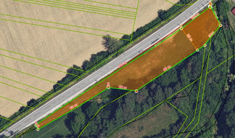 Luftaufnahme von Gewerbegrundstücken an der Straße in Modrovka mit Grundstücksmaßen.